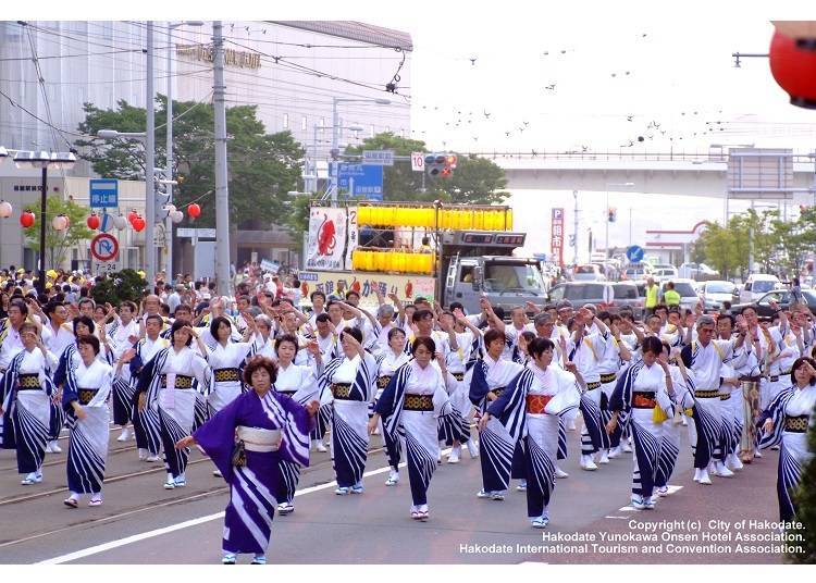 항구 도시 하코다테 시내를 춤추며 행진하는 '왓쇼이 하코다테', 사진 제공: 하코다테 국제 관광 컨벤션 협회