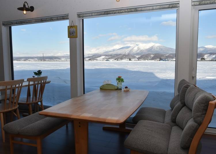 從客廳可以眺望遠方的十勝岳連峰，是旅館最引以為傲的景色之一