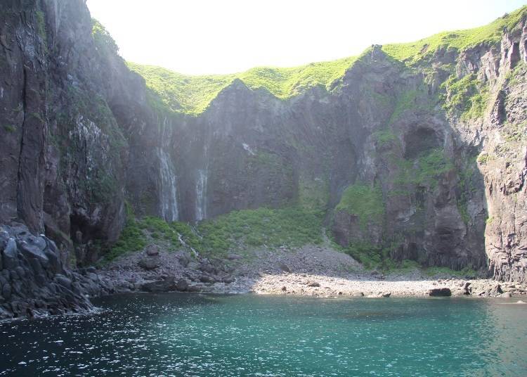 Furepe Falls from the sea (Photo courtesy of Shiretoko Shari-cho Tourist Association)