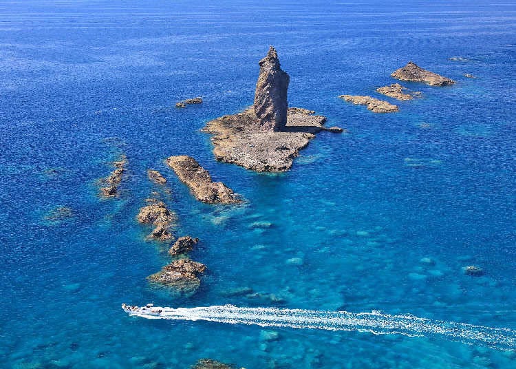 神威岬の先端からの眺め。眼下には「神威岩」が佇む
