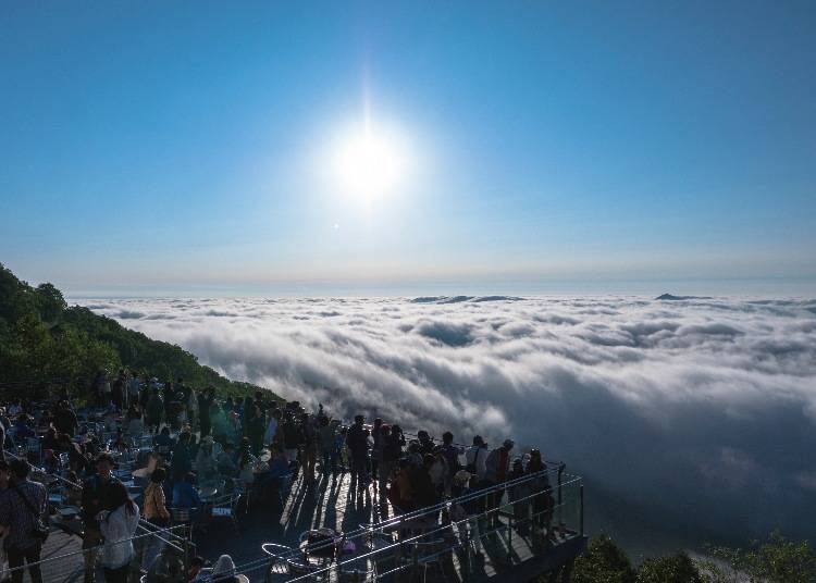 The Pacific Ocean Sea of Clouds, gushing like a waterfall