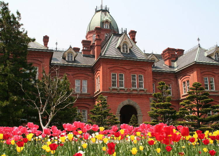 2．美しい四季に彩られる市民憩いの場「北海道庁旧本庁舎（赤れんが庁舎）」（札幌）