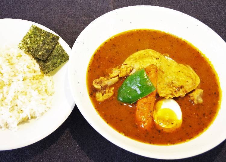 ▲Unlike regular Japanese curry, which is served on a single plate on top of rice, soup curry generally sees the rice and curry presented separately.