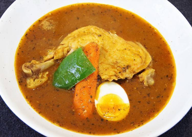 基本款的汤咖喱，通常里面会有2～3种蔬菜和鸡肉。
