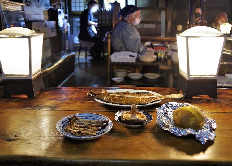 Watch the yakite's skills while you eat.