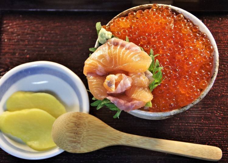 Such a full bowl of salmon and roe! This makes for a great end to the meal.