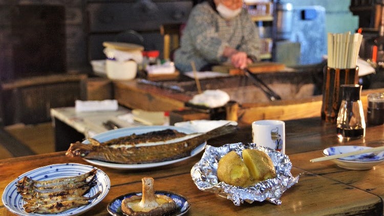 北海道名物の日本料理「炉端焼き」とは？釧路で誕生した背景やおすすめの食べ方を解説