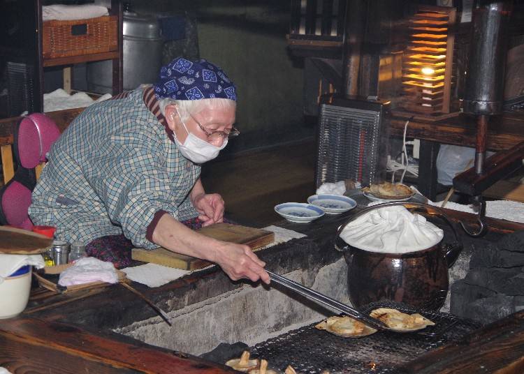 囲炉裏で焼く店員を「焼き手」と言います。「炉ばた」では2022年度で86歳になる中島静子さんが長年焼き手を務めます