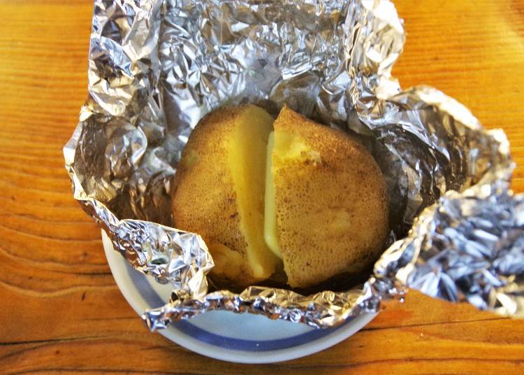 アルミホイルに包まれ蒸し焼きにしたジャガイモはホクホク！切れ目にバターが入っています