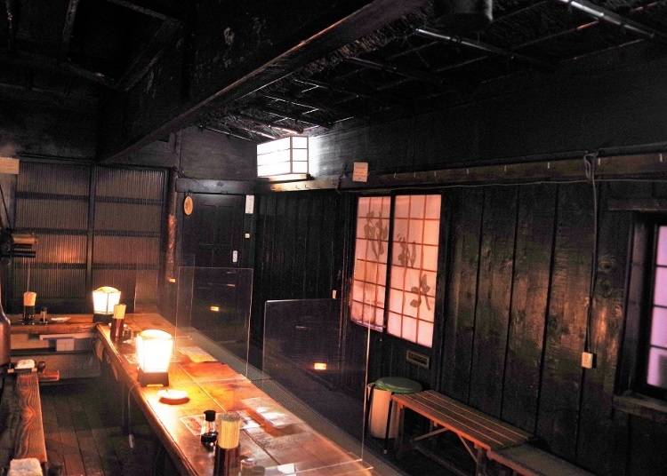 「炉ばた」店内の壁や天井は、炭火による炭の粉と魚の脂が70年近く蓄積し黒光りしています
