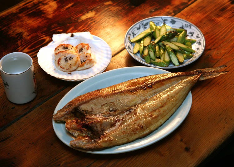 ▲니혼슈를 뜨겁게 데운 칸과 함께 생선구이를 즐기다.