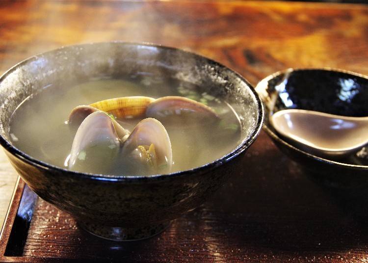 ▲酒蒸蛤蜊是用貝類來熬的鮮香鹹湯