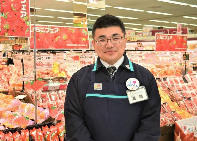 Manager Yuichiro Takahashi welcomes customers with a smile