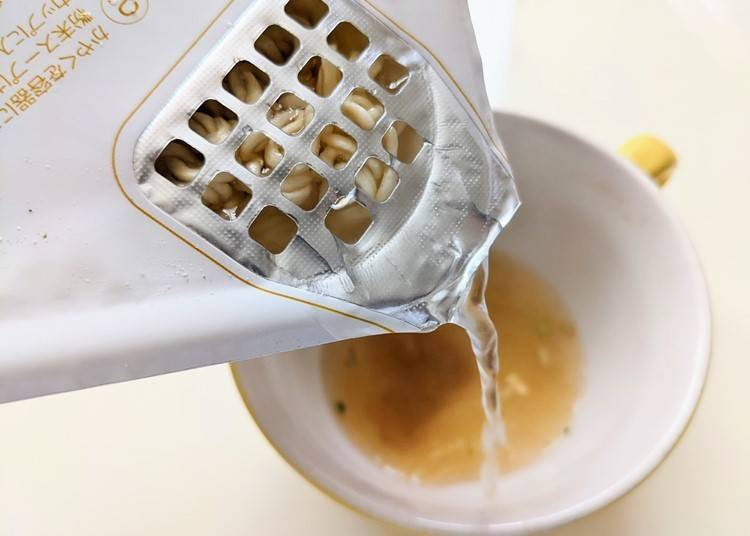 將泡麵的熱水另外倒進碗中，再加入湯粉就能做出一碗中式風味湯了！