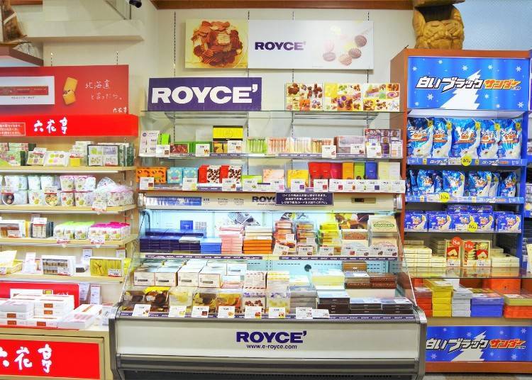 ▲可以買到許多北海道人氣伴手禮品牌。由左至右分別是六花亭、ROYCE'、有樂製菓