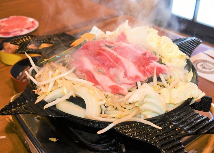 サッポロビール園 でジンギスカン100分食べ放題に挑戦 おいしく焼くコツも Live Japan 日本の旅行 観光 体験ガイド