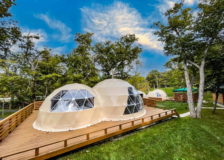 For each group, you can make use of the wooden terrace with your dome-like tent (Photo courtesy of Muroran Glamping)