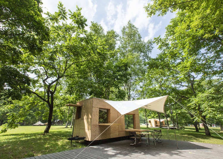 Stay in a stylish wooden trailer-house known as "Juhako". A joint development with Japanese outdoor brand "Snow Peak" and architect Kengo Kuma (Photo courtesy of AKAIGAWA TOMO PLAYPARK)