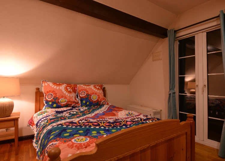 Complete with British "Slumberland" beds (Photo courtesy of Glamping Resort Feriendorf)