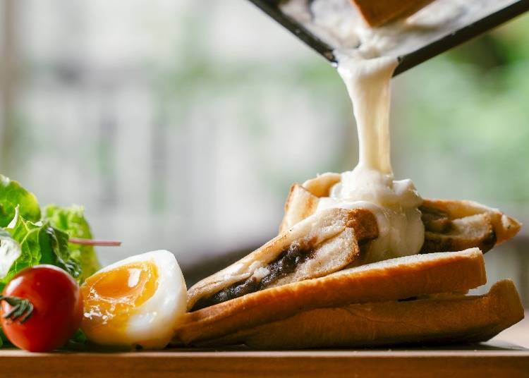 Taste the delicious Hokkaido cheese with the breakfast "hot sandwich set"(Photo courtesy of Glamping Resort Feriendorf)