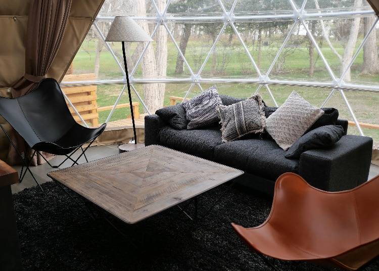 打開窗簾就能欣賞室外的綠意桃花源（照片提供：室蘭Glamping）