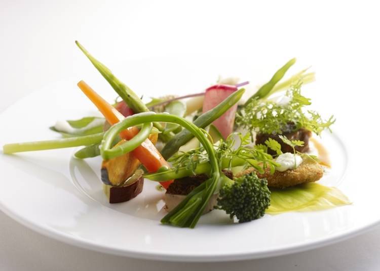 A varied salad with vegetables grown in clear local water. (Photo: Maccarina)