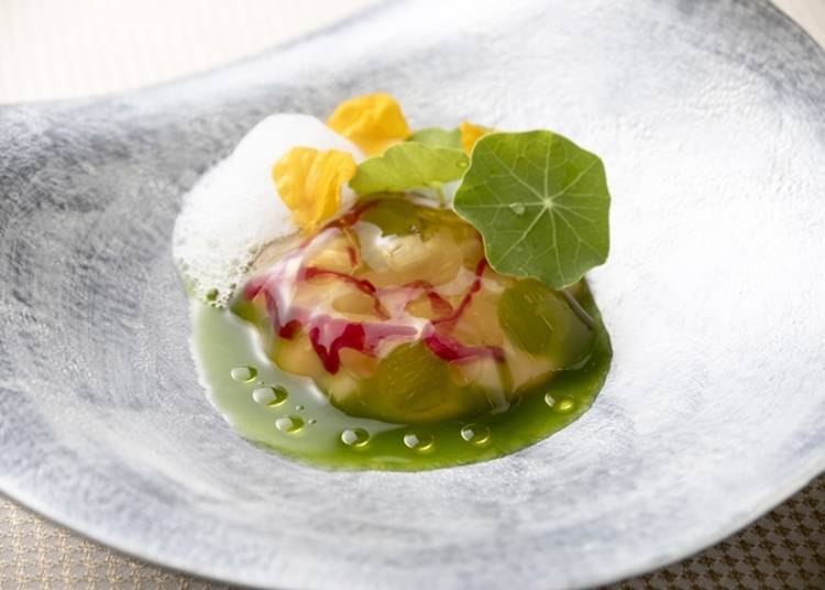 An example of an appetizer of Tokoro scallops, cucumbers and nasturtium (Photo: Chimikepp Hotel)