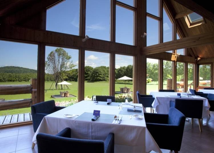 A meal with a view: look out over the green landscape through the large windows (Photo: Kussharoko Tsuruga Auberge SoRa)