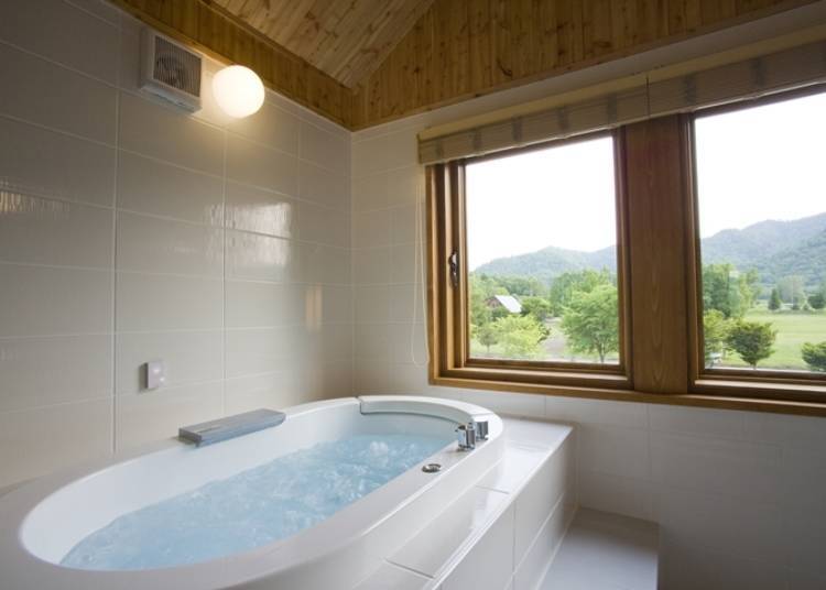 Both rooms have stunning views with jet baths (Photo: Kussharoko Tsuruga Auberge SoRa)