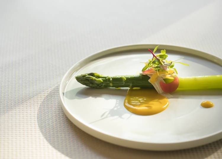 ▲野菜料理一例「グリーンアスパラガス、黄パプリカソース」（写真提供：チミケップホテル）
