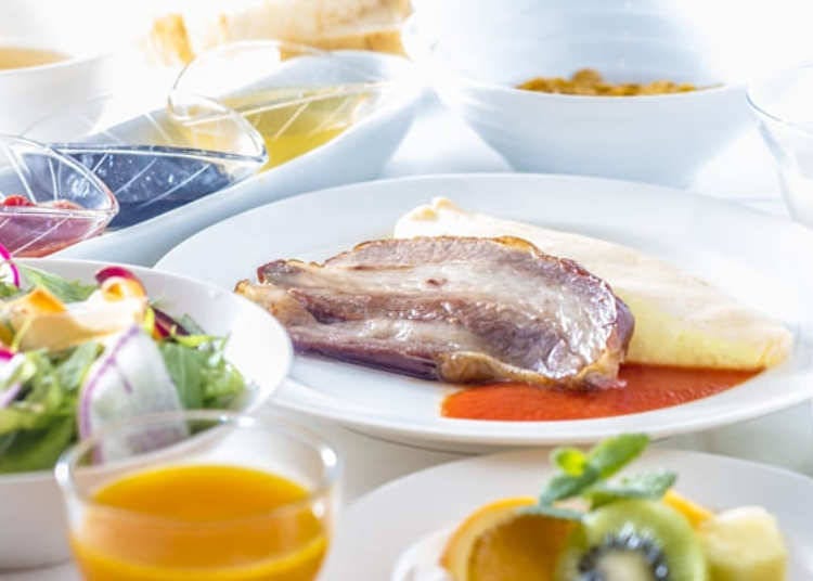 ▲ 아침 식사로는 수제 베이컨이나 자가 재배 야채 샐러드 등을 즐길 수 있습니다 (사진 제공 : 히다카 오베르주 내츄럴 리조트 하이디아)