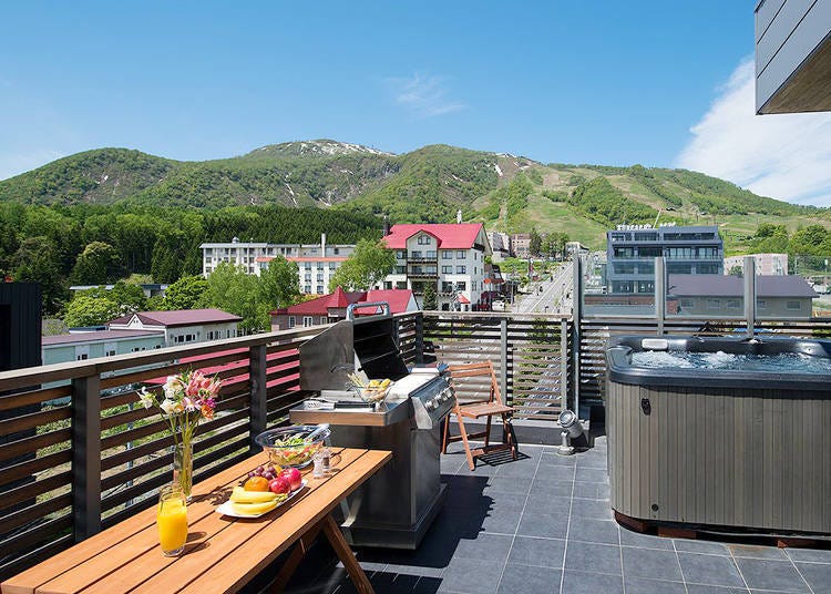 Feel liberated as you submerge yourself in the top-floor jacuzzi (Photo courtesy of Niseko Management Service)