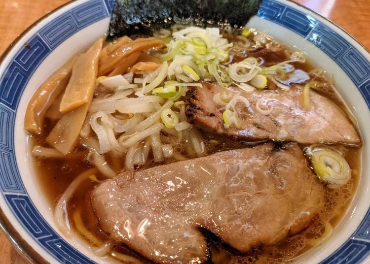 中細麺と魚介豚骨の W スープが特徴（写真撮影：吉田匡和）