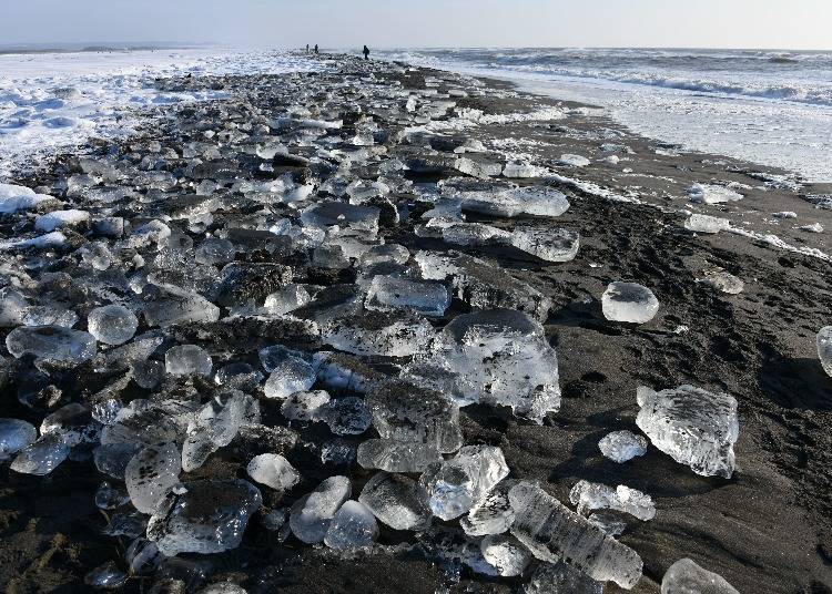 海岸に流れ着いた宝石の数々