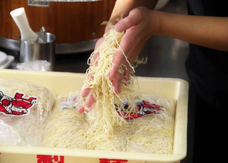 면에 스프 맛이 잘 배도록 주문이 들어올 때마다 면을 풀어주면서 삶아낸다고 한다.