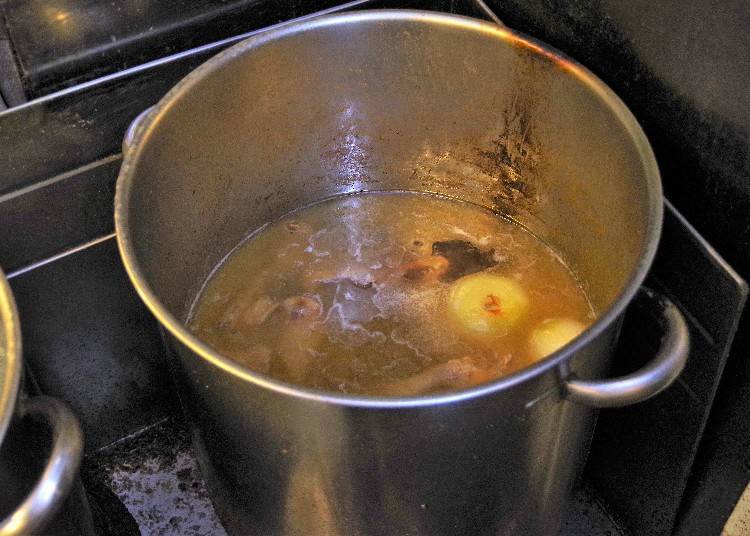 ▲僅使用天然素材來製作的濃縮湯頭，過程完全沒使用任何化學調味料