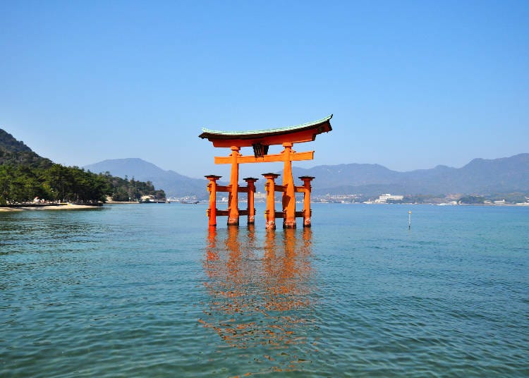 The towering torii of Itsukushima Shrine, a designated UNESCO World Heritage Site, located in Miyajima, Hiroshima Prefecture. (Image: PIXTA)