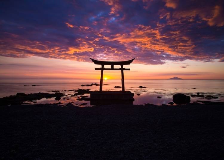 An amazing evening view of the torii on a fine day. Across the sea you can see the silhouette of remote island Rishirijima and its tallest mountain peak. (Photo courtesy of Shosanbetsu Town Hall)