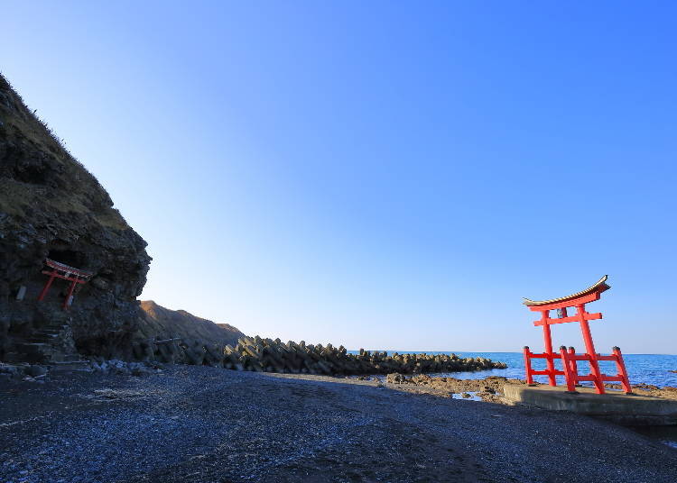 The small torii of Kompira Shrine can be seen on the left, under the shadows of the rocks. Built in 1926, it was restored in 1953.