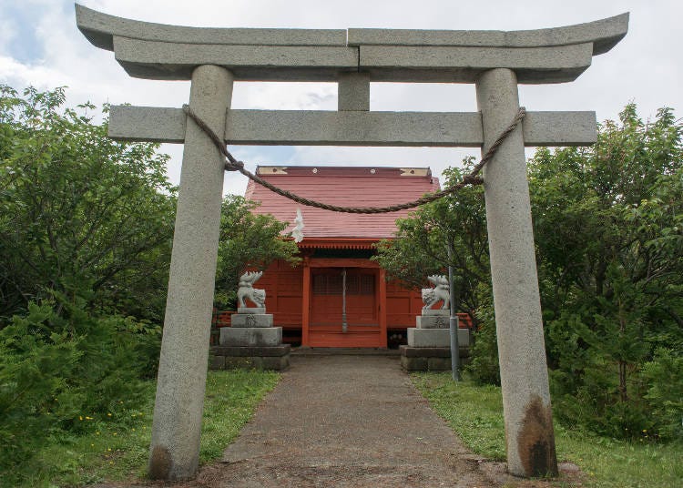You can visit Kamomejima's Itsukushima Shrine via the footpath. (Image: PIXTA)