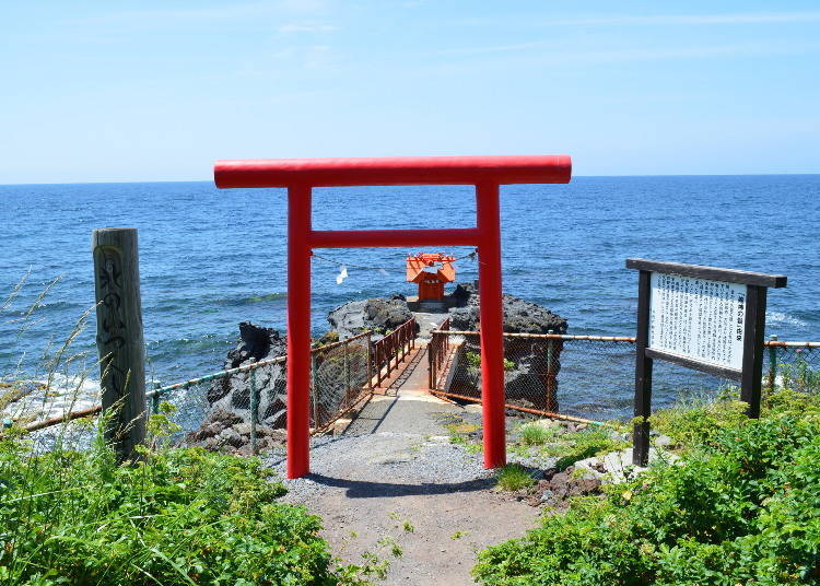 The path to the shrine appears to reach all the way out to the sea! (Image: PIXTA)