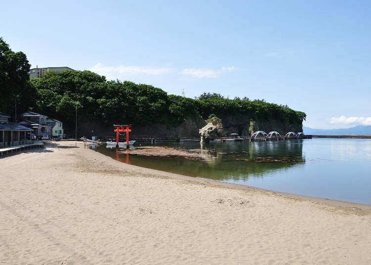 ▲鳥居は砂浜の先、かもめ島のすぐ脇の海上に建っています（画像素材：PIXTA）