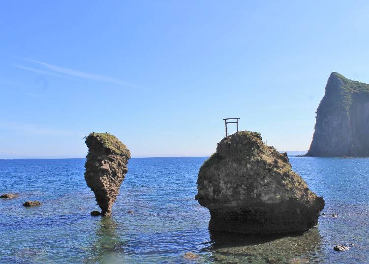 ▲왼쪽이 에비스 바위, 오른쪽이 다이코쿠 바위다. 그 위에 도리이가 세워져 있다.(사진 제공: 요이치 관광협회)
