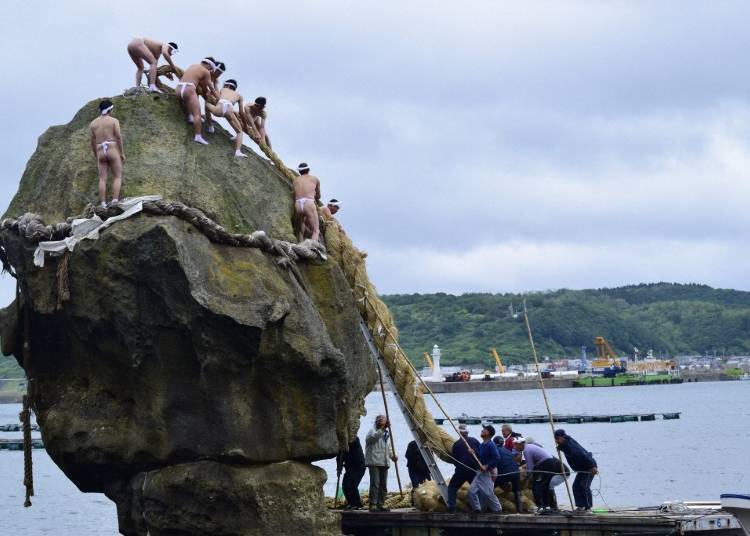 ▲每年7月的第一個週六、週日會舉辦「江差鷗島祭典」，為瓶子岩換上新的注連繩（照片提供：江差觀光Convention協會）