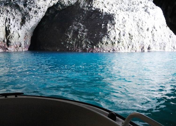 ▲The “Blue Cave” is a large, natural cave formed by waves eroding rocks along the shore.
