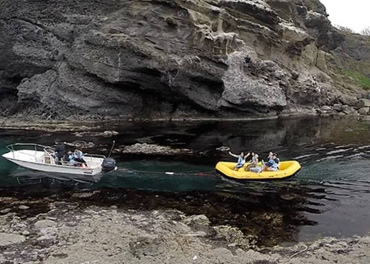 ▲The cruising boat (on the left) pulls the rafting boat (on the right). In the case that there aren’t any passengers for the rafting boat, the tour will be held only with the cruising boat. (Photo: Salt Valley 408)