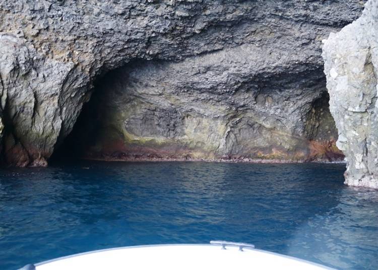 ▲To enter the cave, the boat will go through the opening on the right.