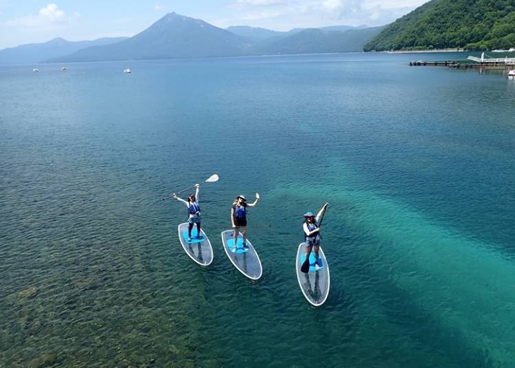 ▲板が透明な「クリアSUP」もおすすめ！慣れてくるとすぐ立てるようになりますよ（写真提供：オーシャンデイズ）