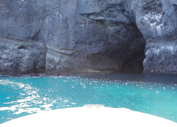 ▲青の洞窟は断崖絶壁の岩の切れ間に入口が2カ所あり、洞窟内部がUの字型につながっています