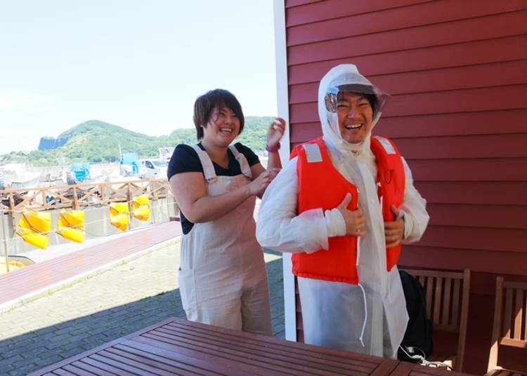 ▲カッパとサンダル、ライフジャケットは無料レンタル。カッパのフードをかぶって首元をとめれば、海からの波しぶきも頭上からの直射日光も防げます